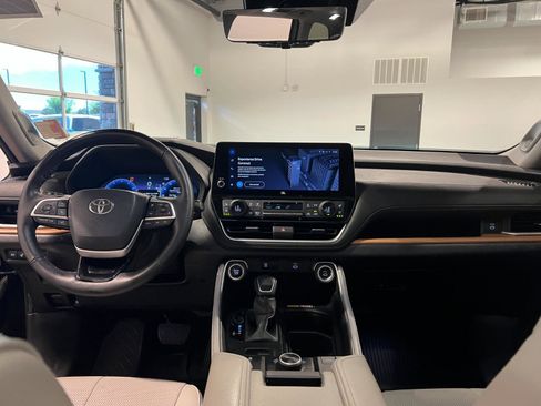 Used 2024 Toyota Grand Highlander Platinum AWD/4WD image 33