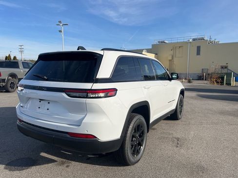 New 2026 Jeep Grand Cherokee Laredo image 7