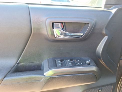 Used 2020 Toyota Tacoma TRD Sport image 18