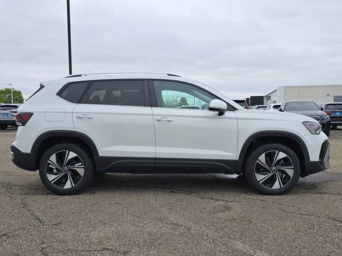 New 2026 Volkswagen Taos SE AWD/4WD image 3