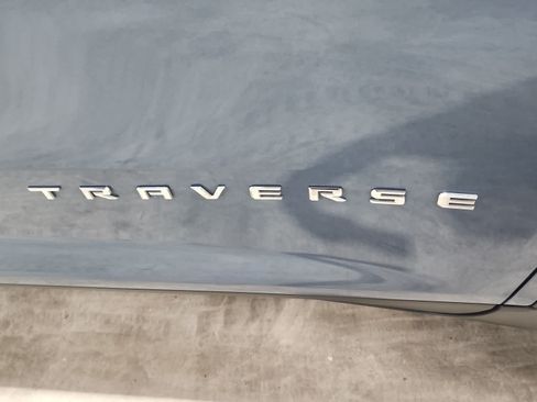 Used 2025 Chevrolet Traverse LT FWD image 17