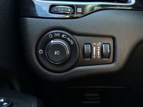 Used 2021 Jeep Cherokee Latitude Plus image 21