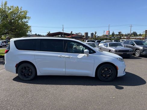 Used 2021 Chrysler Pacifica Touring w/ S Appearance Package FWD image 5