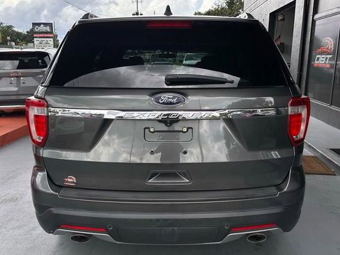Used 2018 Ford Explorer XLT image 3