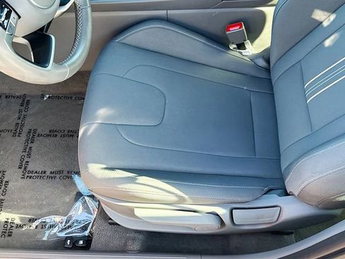 Used 2025 Hyundai Elantra SEL w/ Cargo Package image 19
