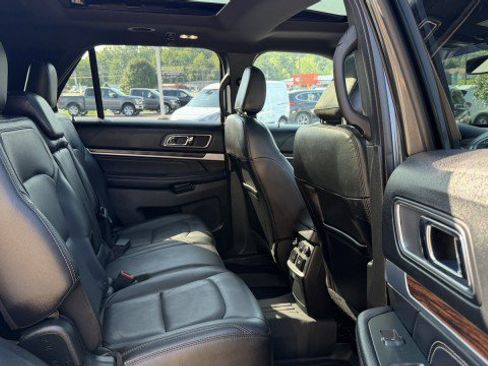 Used 2019 Ford Explorer Limited w/ Class III Trailer Tow Package FWD image 17