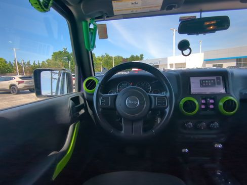 Used 2018 Jeep Wrangler Unlimited Sahara AWD/4WD image 12