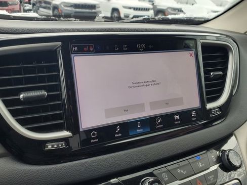 Certified 2024 Chrysler Pacifica Touring-L image 14