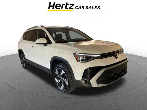 Used 2025 Volkswagen Taos SE image 1