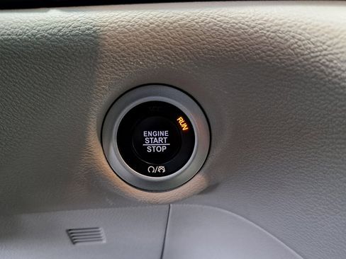 Used 2023 Chrysler Voyager LX image 14