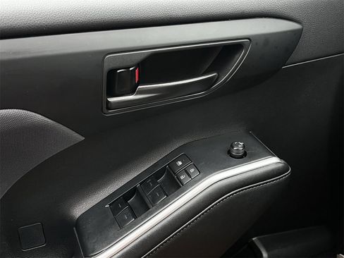 Used 2024 Toyota Highlander LE image 21