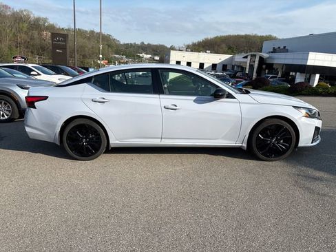 Certified 2023 Nissan Altima 2.5 SR w/ SR Premium Package image 6