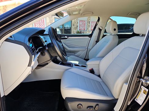 Used 2023 Volkswagen Jetta SE image 9
