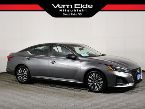 Used 2024 Nissan Altima 2.5 SV FWD image 1