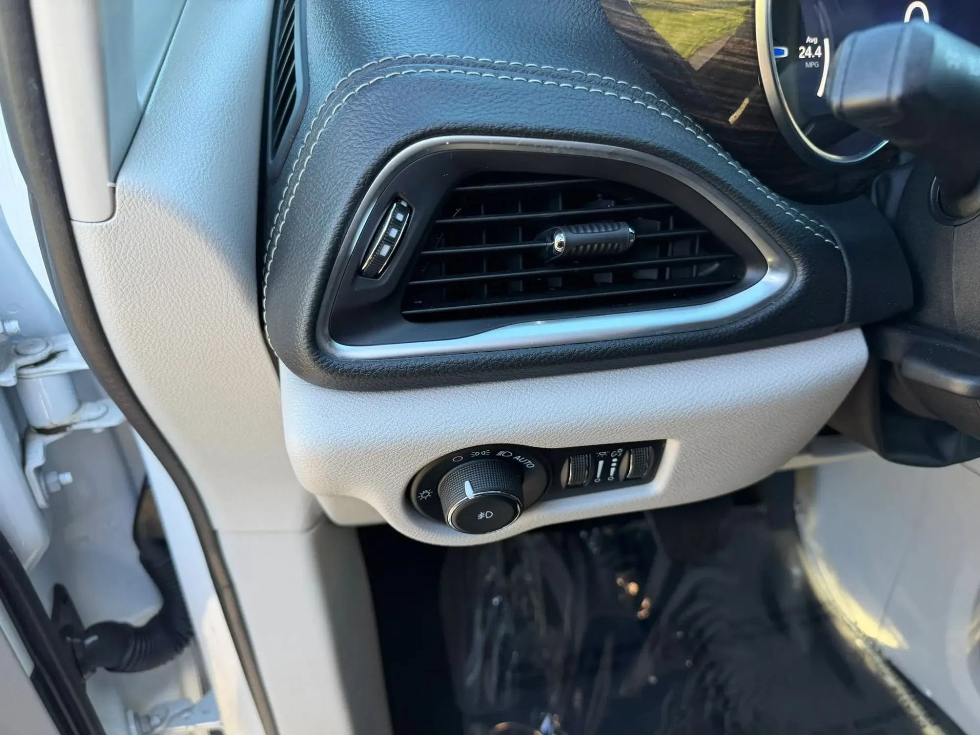 Used 2023 Chrysler Pacifica Limited w/ Uconnect Theater Family Group FWD image 15