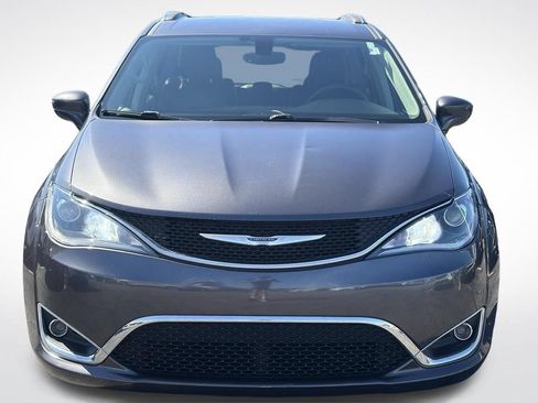 Used 2018 Chrysler Pacifica Touring-L Plus FWD image 3