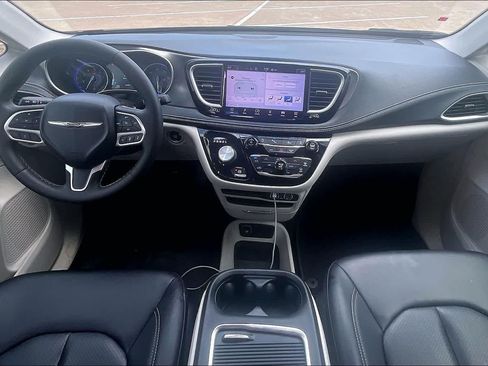 Used 2023 Chrysler Pacifica Touring-L AWD/4WD image 9