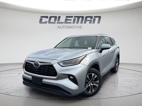 Used 2021 Toyota Highlander XLE image 1