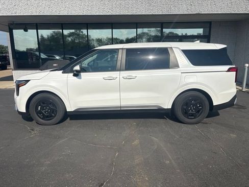 Used 2025 Kia Carnival LX FWD image 5