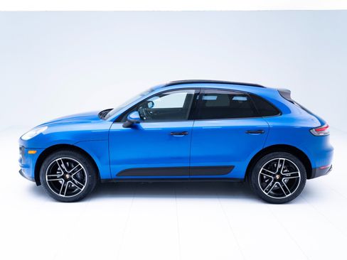 Certified 2021 Porsche Macan image 2