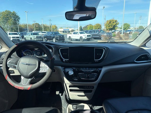 Used 2023 Chrysler Pacifica Touring-L AWD/4WD image 10