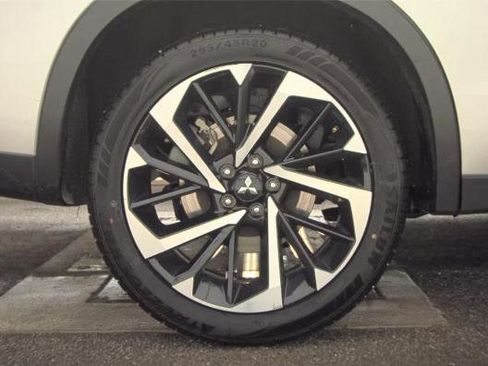 Used 2024 Mitsubishi Outlander SE Black Edition image 10