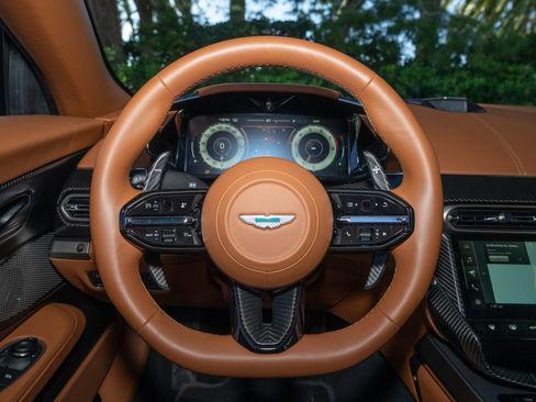Used 2025 Aston Martin Vanquish RWD image 20