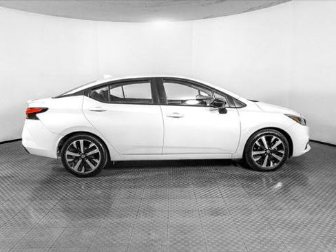 Used 2022 Nissan Versa SR FWD image 9