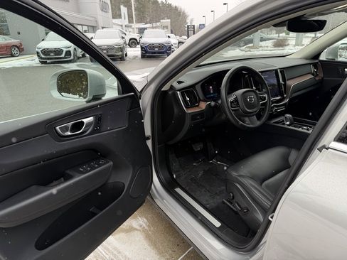 Used 2023 Volvo XC60 B5 Plus image 17