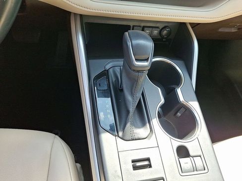 Used 2021 Toyota Highlander XLE image 18