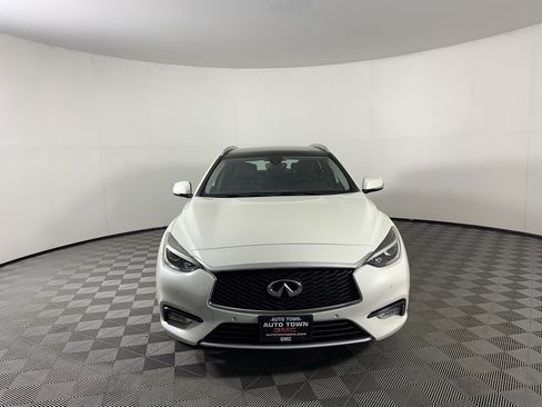 Used 2017 INFINITI QX30 Premium w/ Navigation Package image 4