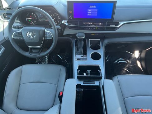 Certified 2025 Toyota Sienna XLE FWD image 16