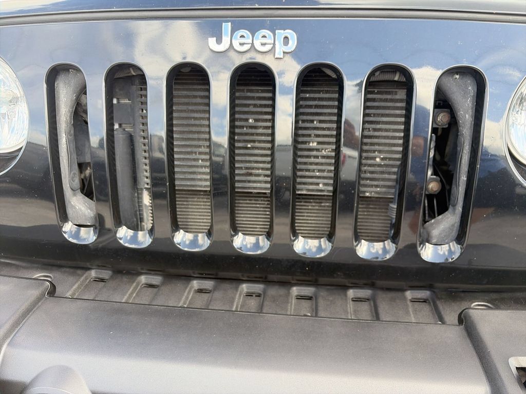 Used 2015 Jeep Wrangler Unlimited Sahara w/ Connectivity Group AWD/4WD image 30