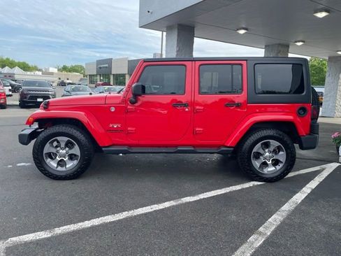 Used 2017 Jeep Wrangler Unlimited Sahara w/ Connectivity Group AWD/4WD image 28