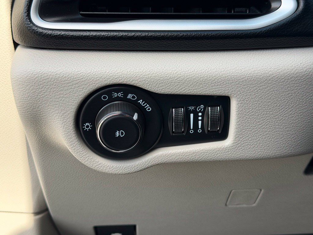 Used 2024 Chrysler Pacifica Touring-L FWD image 22