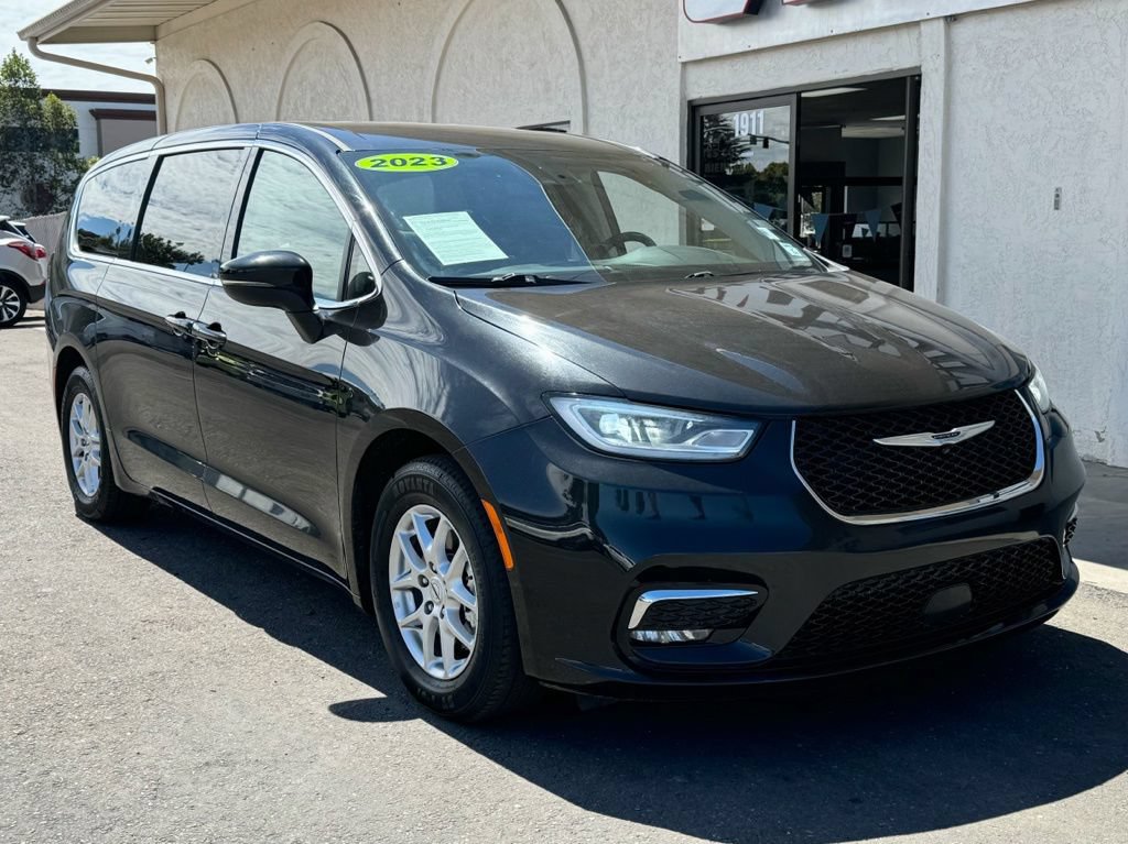 Used 2023 Chrysler Pacifica Touring-L FWD image 1