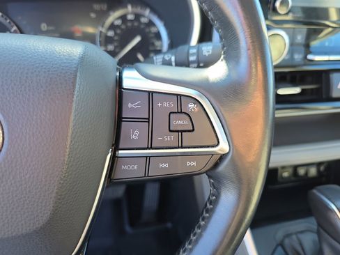 Used 2021 Toyota Highlander XLE image 27