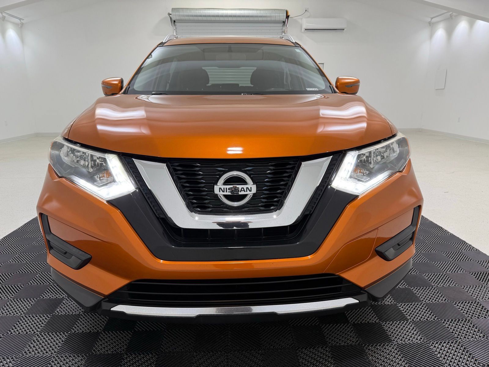 Used 2017 Nissan Rogue SV FWD image 2