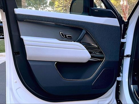 Used 2025 Land Rover Range Rover Sport image 27