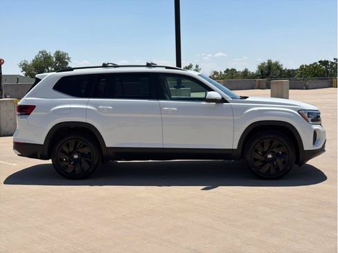 Used 2024 Volkswagen Atlas SE AWD/4WD image 9