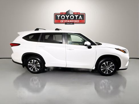 Used 2023 Toyota Highlander XLE AWD/4WD image 8