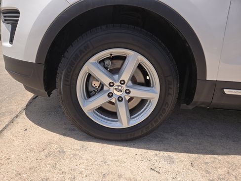 Used 2018 Ford Explorer XLT FWD image 9