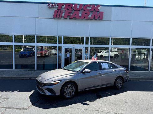 Used 2024 Hyundai Elantra SEL FWD image 2