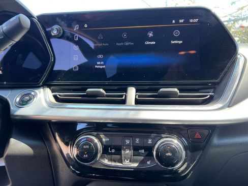 Used 2025 Chevrolet Trax LT w/ LT Convenience Package image 17