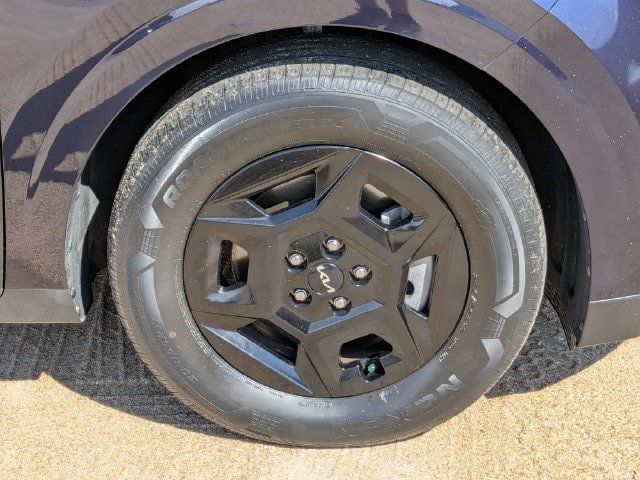 Used 2025 Kia Carnival LX FWD image 11