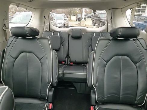 Used 2021 Chrysler Pacifica Limited w/ Premium & Safety Sphere Group image 31