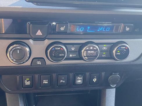Used 2017 Toyota Tacoma TRD Sport AWD/4WD image 42