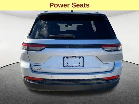 Used 2024 Jeep Grand Cherokee Altitude image 12