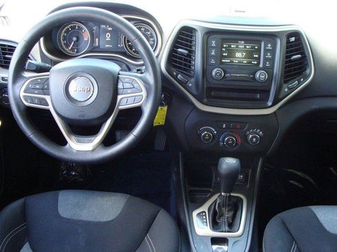 Used 2017 Jeep Cherokee Sport FWD image 9