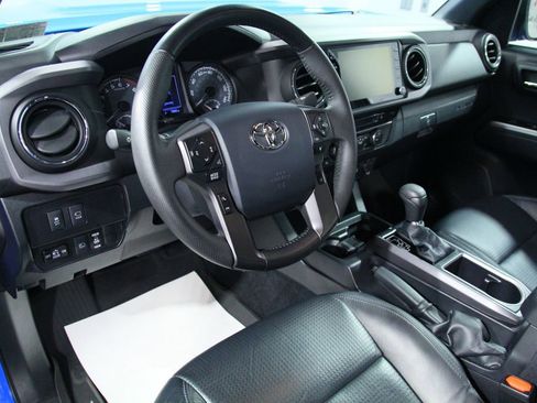 Used 2020 Toyota Tacoma TRD Sport w/ TRD Premium Sport Package AWD/4WD image 5